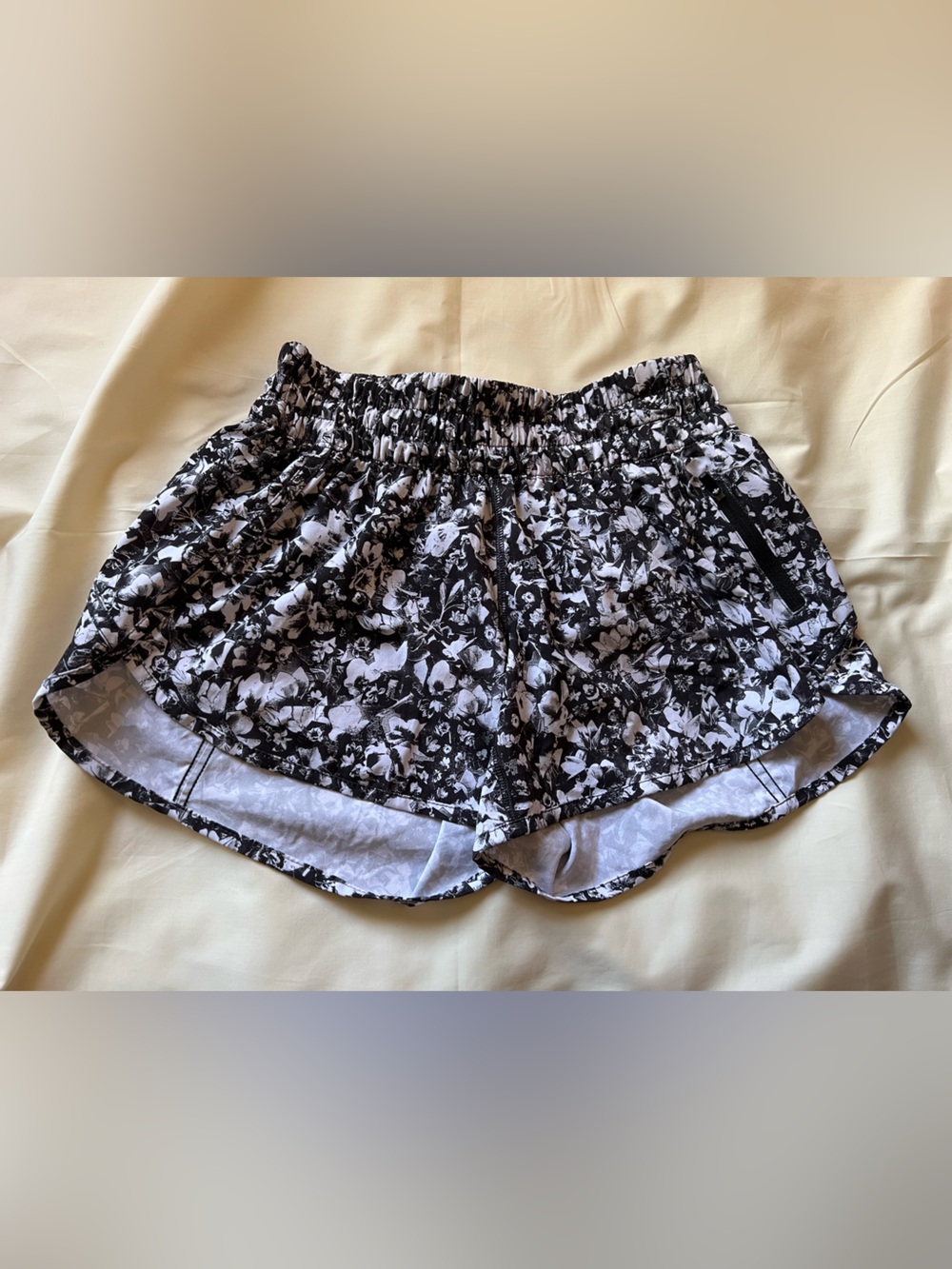 Lululemon Speed Up Shorts Size 6